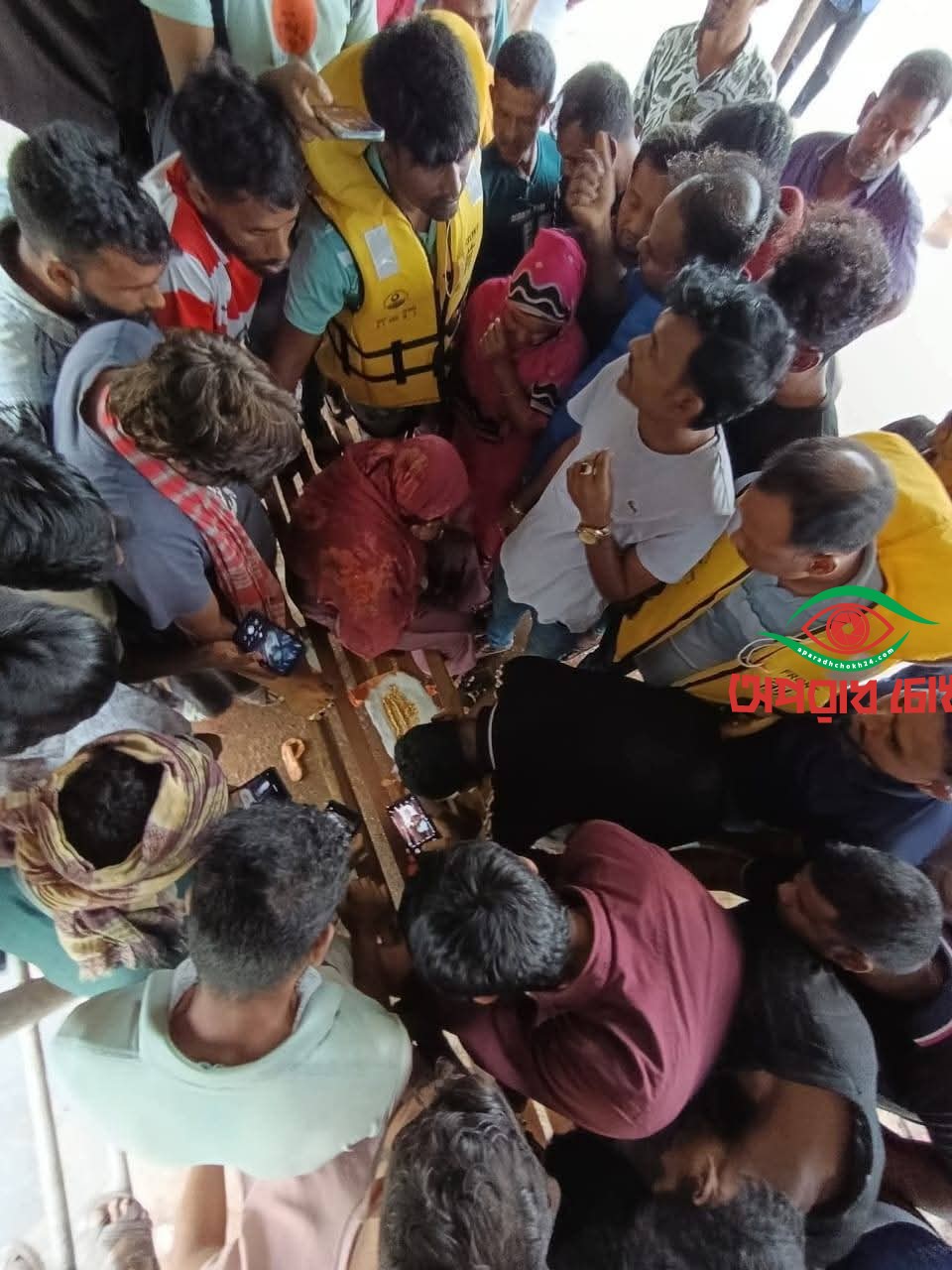 আমিনপুর থানার কাজিরহাট লঞ্চঘাটে ৪৮ ভরি স্বর্ণসহ নারী আটক