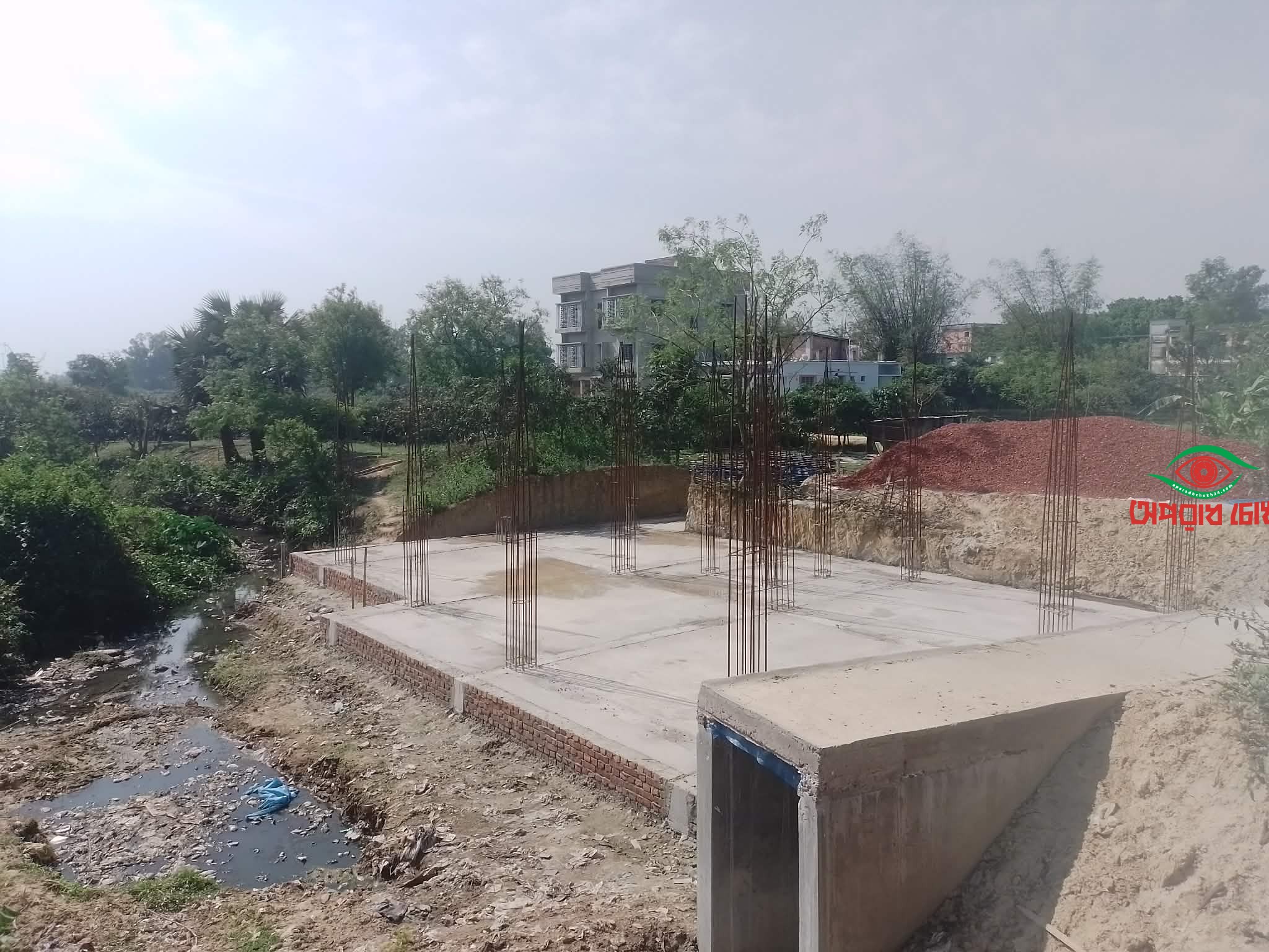 সরকারি খাল দখল করে অবৈধ স্থাপনা নির্মাণ