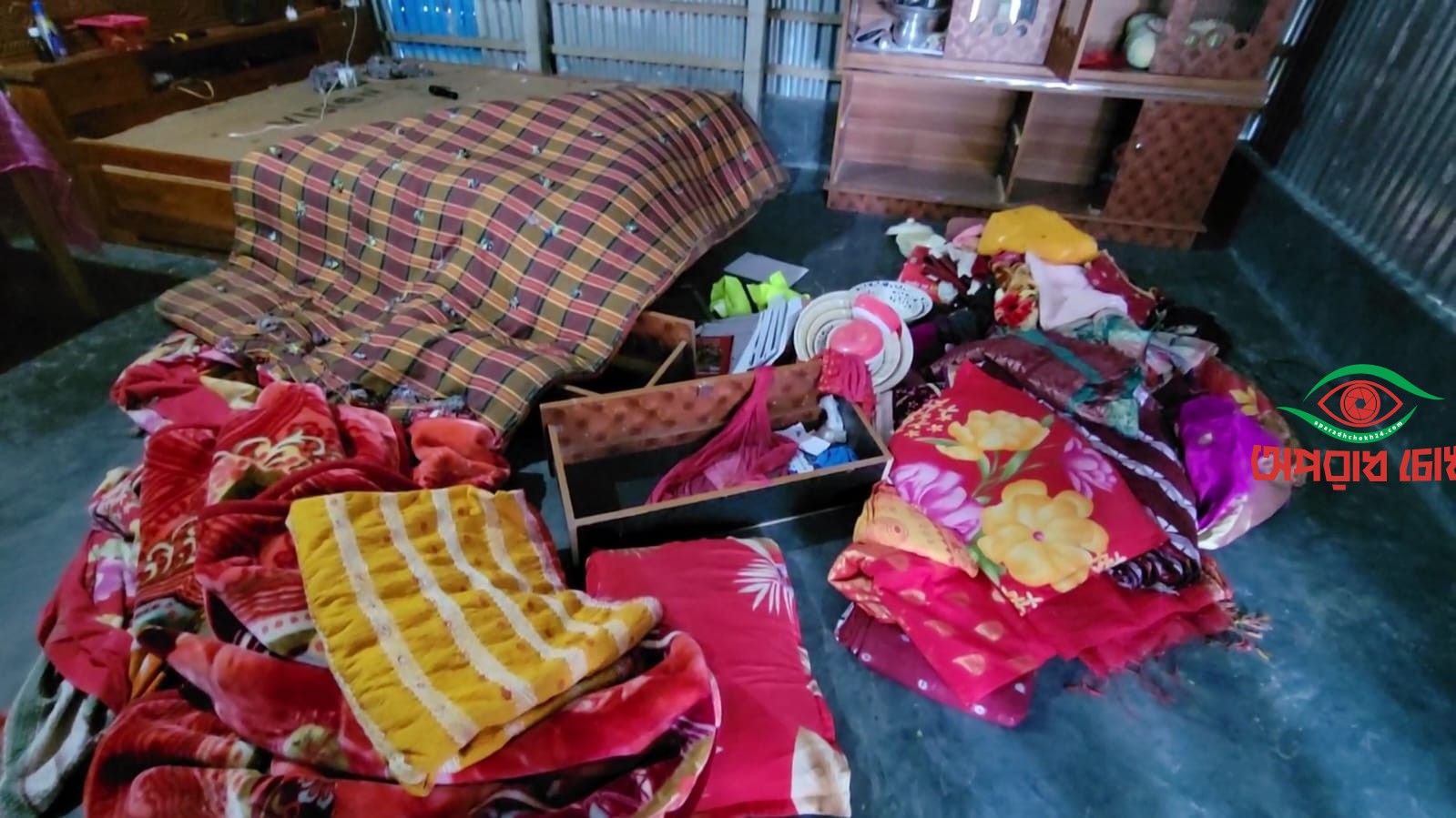 পূর্ব শত্রুতার জেরে বসতবাড়িতে সন্ত্রাসী হামলা ও লুটপাট