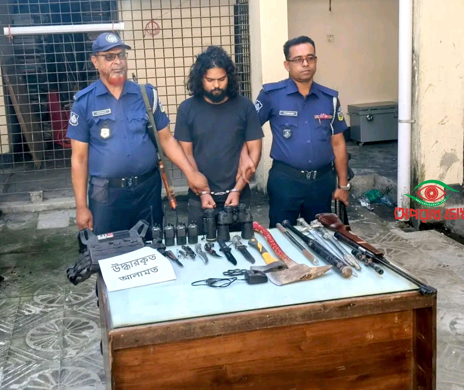  অস্ত্রসহ এক যুবক গ্রেফতার