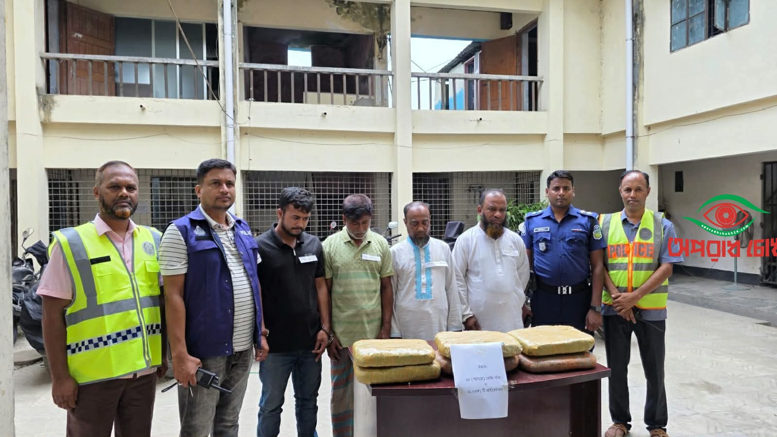  গাঁজাসহ ৪ মাদক কারবারি গ্রেফতার