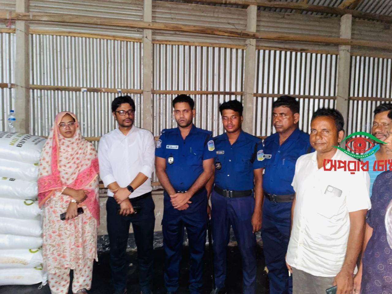 অবৈধভাবে ৭২ বস্তা সার মজুদ, ব্যবসায়ীকে ২০ হাজার টাকা জরিমানা