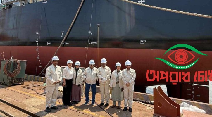 জাহাজ পরিদর্শন করলেন নৌ-উপদেষ্টা