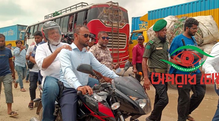 উপদেষ্টা এলেন মোটরসাইকেলে চড়ে