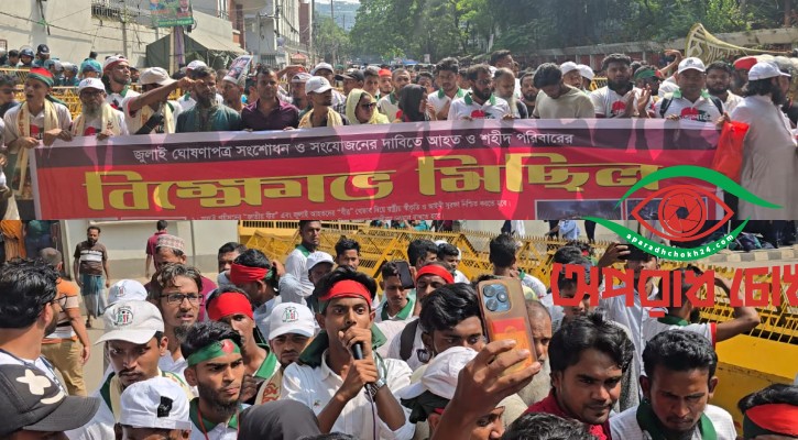 সচিবালয়ের গেইটে জুলাইযোদ্ধাদের অবস্থান