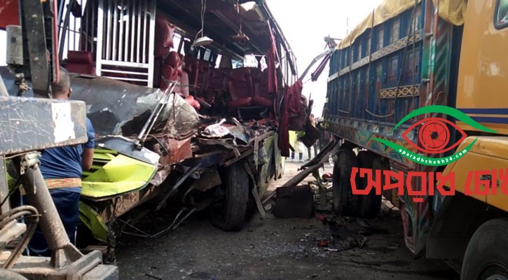 শিবচরে বাস-ট্রাক সংঘর্ষে ৩ জন নিহত