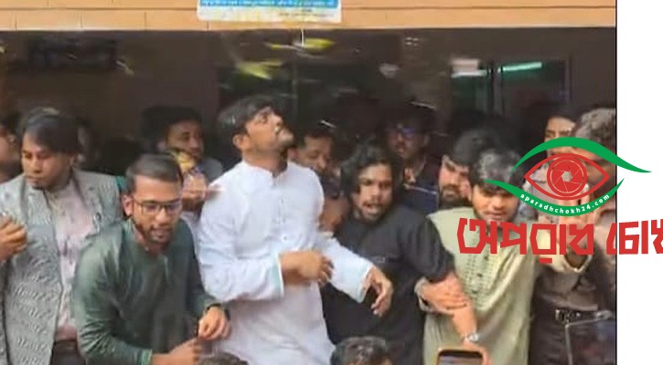 নাসীরুদ্দীন পাটওয়ারীর ওপর ডিম নিক্ষেপ