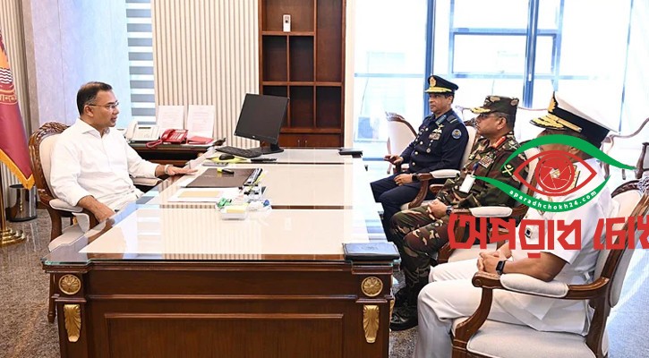 প্রধানমন্ত্রীর সঙ্গে তিন বাহিনী প্রধানের সাক্ষাৎ