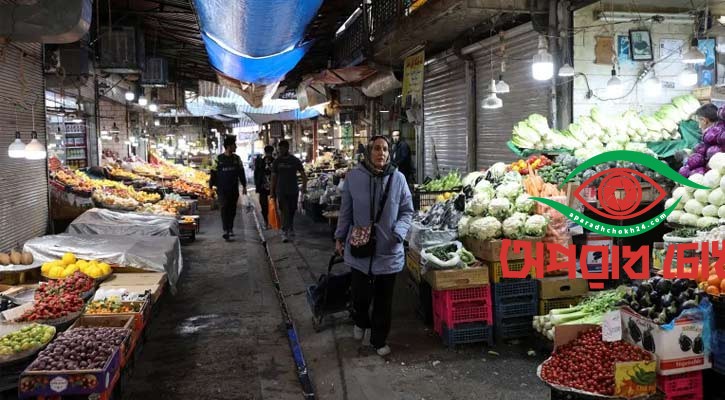 বোমাবর্ষণের মধ্যে যেভাবে দিন কাটছে ইরানিদের