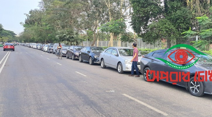 আসাদগেটের পাম্পের লাইন ঠেকেছে বিজয় সরণিতে