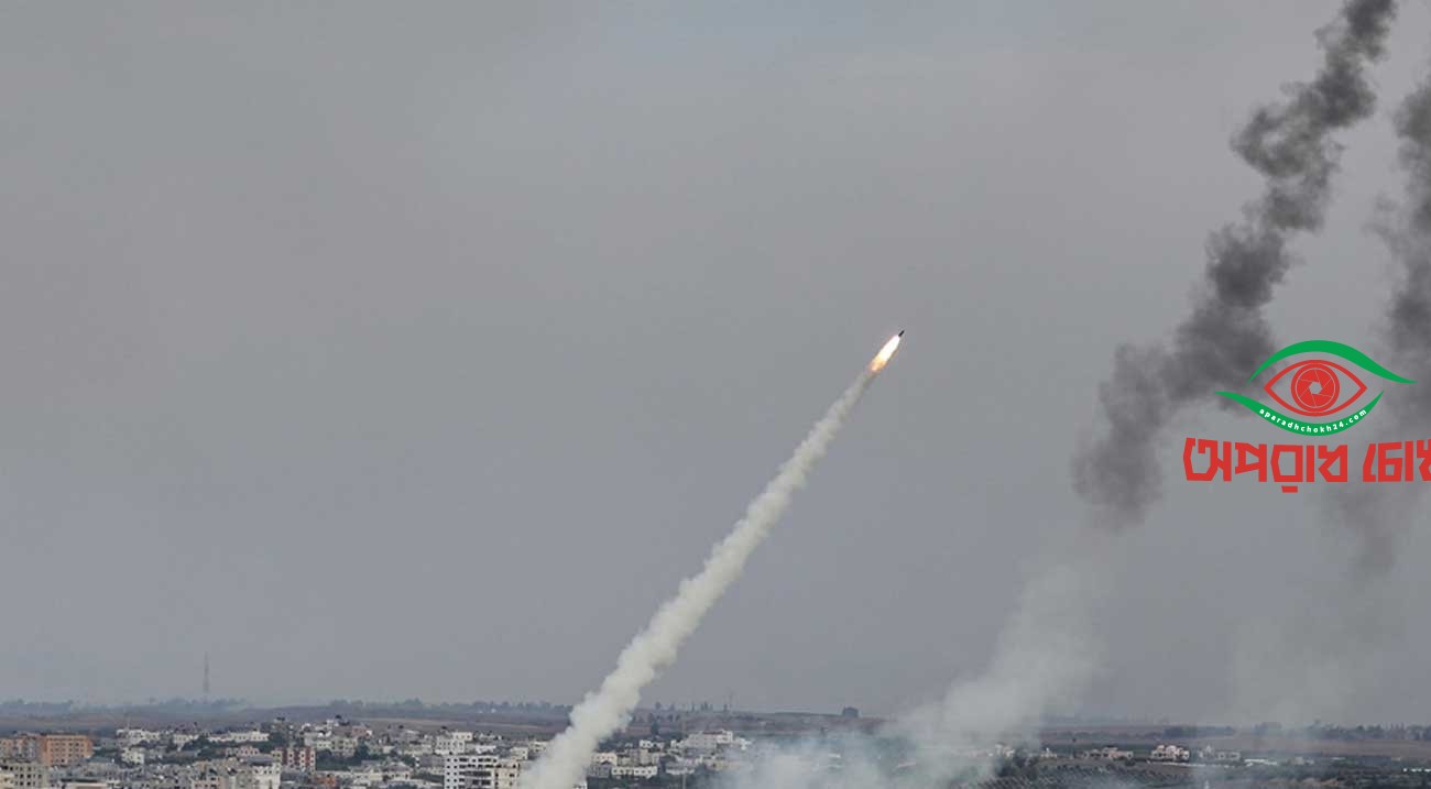 হামলার জবাবে হিজবুল্লাহর রকেট নিক্ষেপ