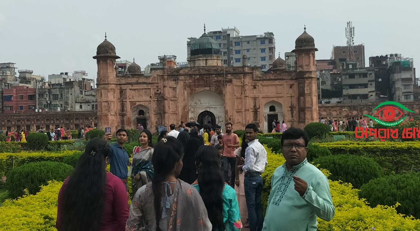 লালবাগ কেল্লায় দর্শনার্থীদের ভিড়