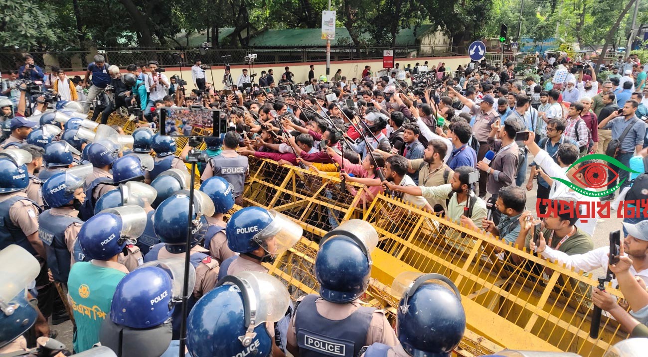 শিক্ষা ভবনের সামনে শিক্ষার্থীদের অবস্থান