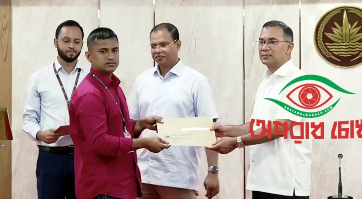 শহীদ পরিবারের সদস্যদের চাকরির নিয়োগপত্র দিলেন প্রধানমন্ত্রী