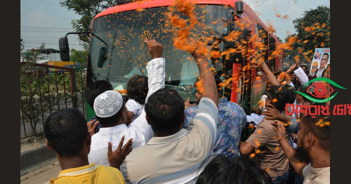 প্রধানমন্ত্রীর গাড়ি ঘিরে পুষ্পবৃষ্টি