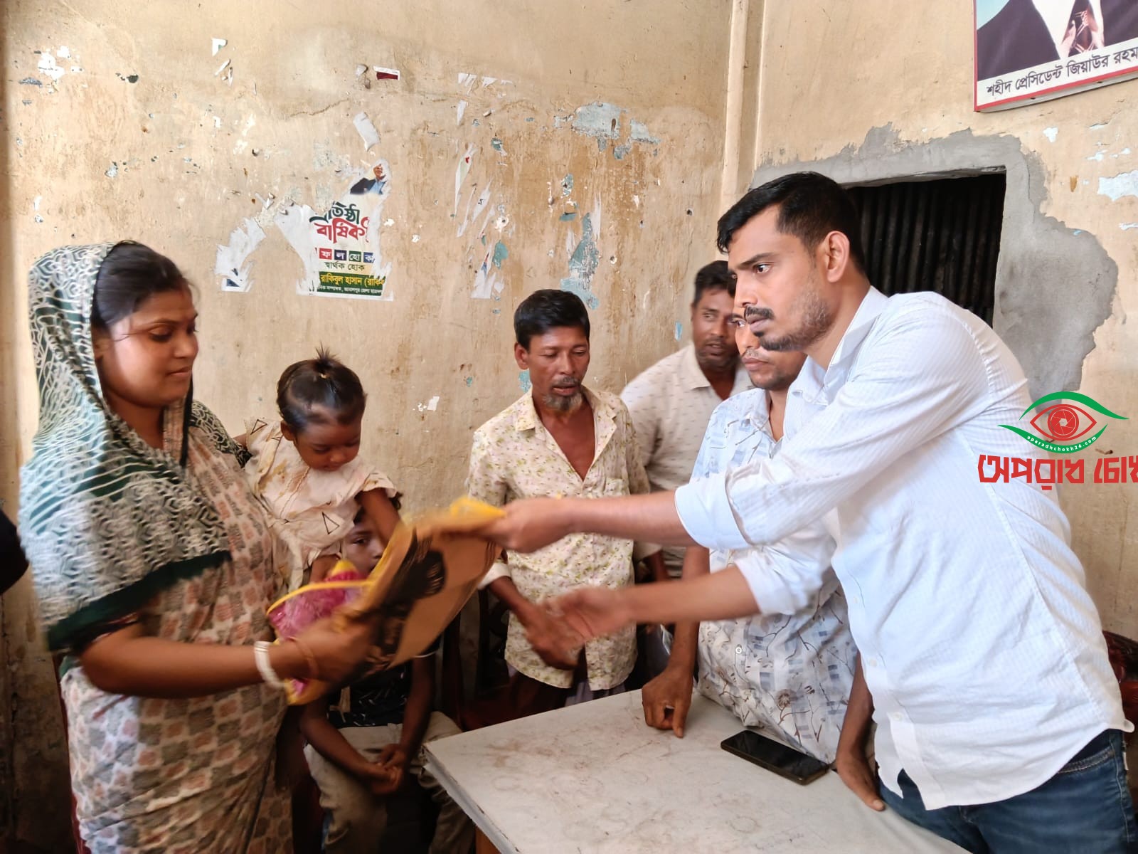 দূর্গাপুজা উপলক্ষে অসহায় ও দরিদ্র পরিবারের মাঝে কাউন্সিলর প্রার্থী মাহমুদুল হাসান