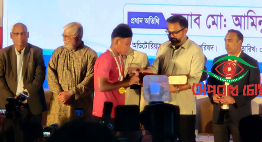 সাফজয়ীদের হাতে আর্থিক ‍পুরস্কার তুলে দিলেন আমিনুল